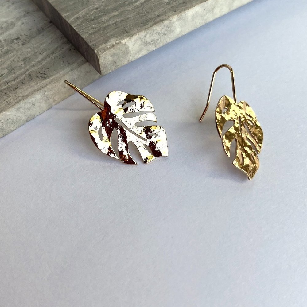 New ~ Anthropologie Monstera Leaf Earrings - Picture 5 of 7